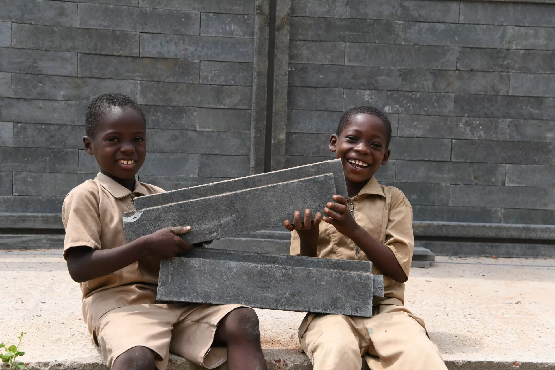 les enfants sourient