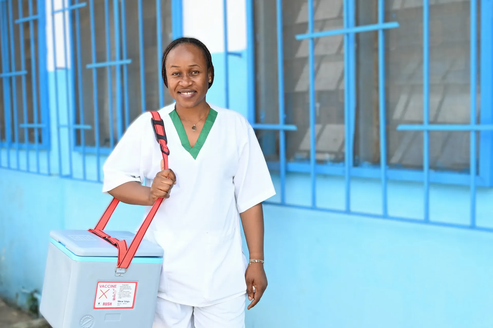 Sylvia Akabla, auxiliaire en soins obst&eacute;tricaux, portant le Porte-Vaccins