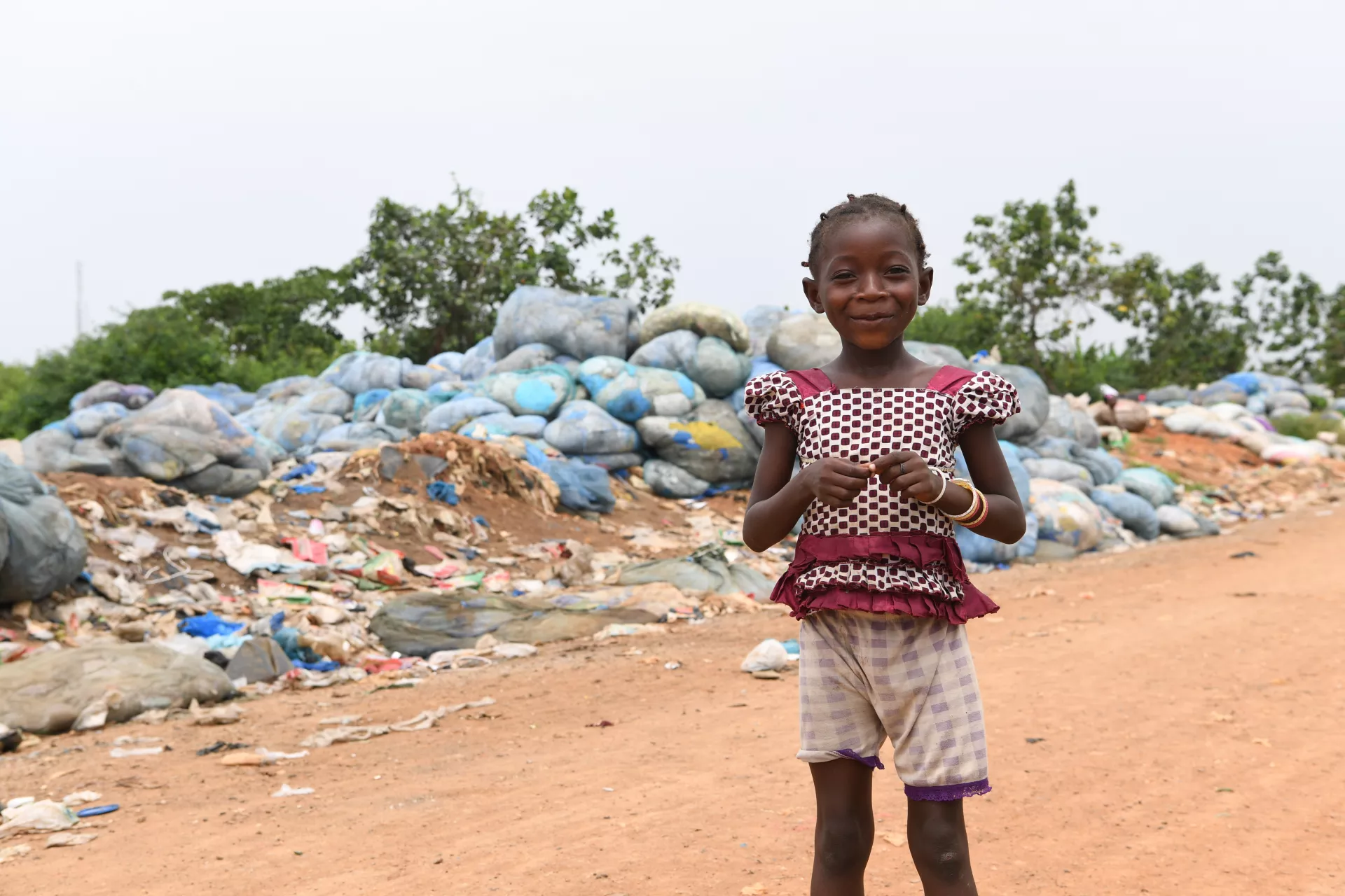 Une fille joue dans une d&eacute;charge en C&ocirc;te D'Ivoire