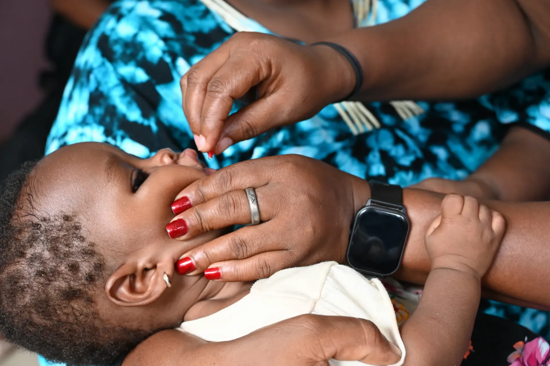 Aminata Tour&eacute; est m&egrave;re de cinq enfants, dont deux filles &acirc;g&eacute;es de 3 ans et de 9 mois. Ce jour-l&agrave;, elle est venue pour permettre &agrave; ses filles de recevoir leur dose de Vitamine A.