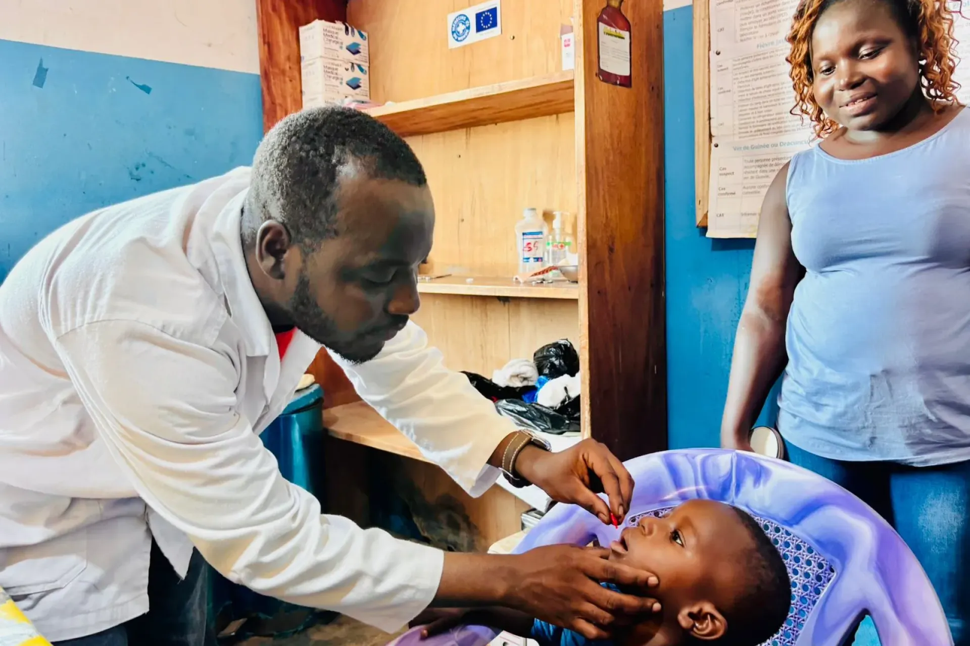 KOUASSI Kylian re&ccedil;oit sa dose de vitamine A, accompagn&eacute; de sa m&egrave;re KONAN Marina, qui veille attentivement &agrave; ses c&ocirc;t&eacute;s.