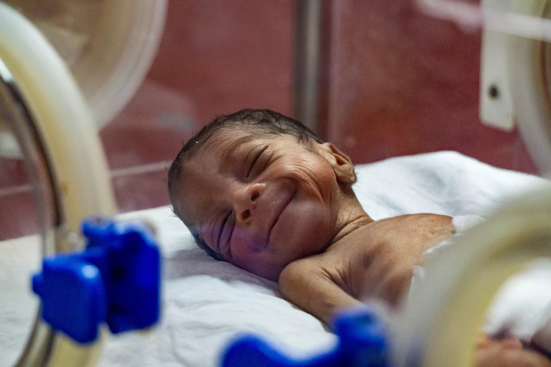 dans-les-bras-de-leurs-mamans-les-b-b-s-pr-matur-s-survivent-unicef