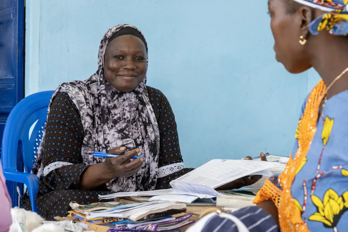 Kadidjatou, agent de sant&eacute; communautaire, apporte son appui pour les s&eacute;ances de vaccination. 