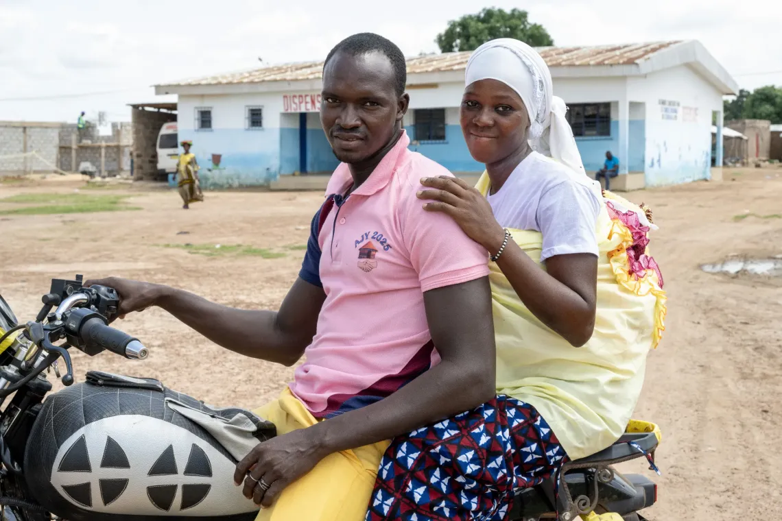 Soura Nawa et son mari qui l&rsquo;accompagne aux s&eacute;ances de vaccination.  