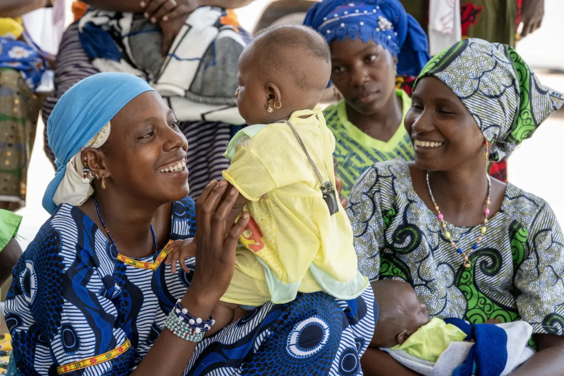 vaccination infantile &agrave; Kadarvogo, Fatoumata Bolly et sa fille au centre de sant&eacute;.  
