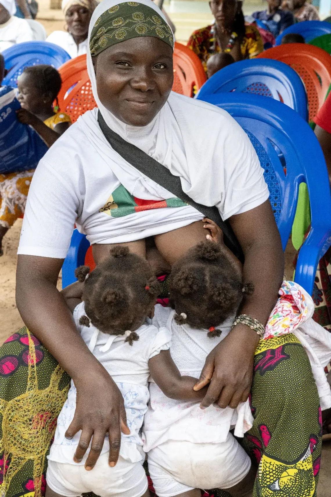 Salimata nourrit ses jumelles apr&egrave;s la s&eacute;ance de vaccination. 