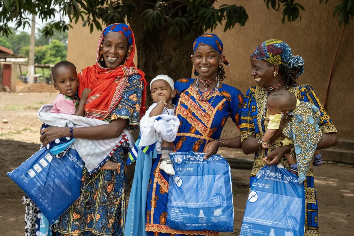 Trois jeunes m&egrave;res peules venues de Diangala, un village voisin, pour vacciner leurs enfants.  