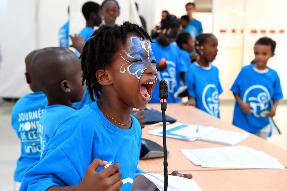Une vague bleue a aussi déferlé au bureau d'UNICEF Côte d'Ivoire où les enfants des champions de l'UNICEF ont remplacé leurs parents le temps d'une journée.