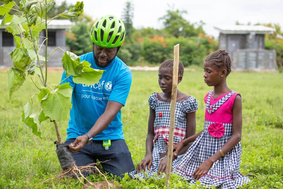 Green school activities in a school in Sakassou, a village of Toumodi, in the center of C&ocirc;te d&rsquo;Ivoire with Andy Costa
