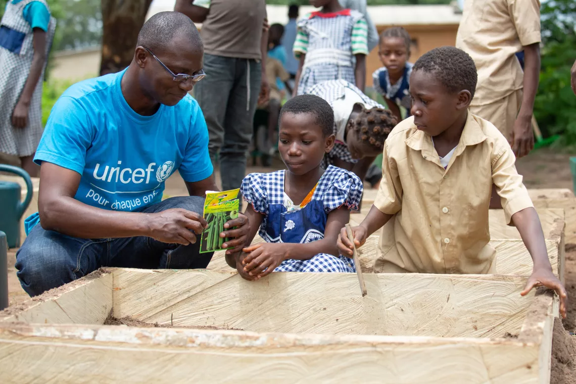 Green school activities in a school in Sakassou, a village of Toumodi, in the center of C&ocirc;te d&rsquo;Ivoire with Guy Nda