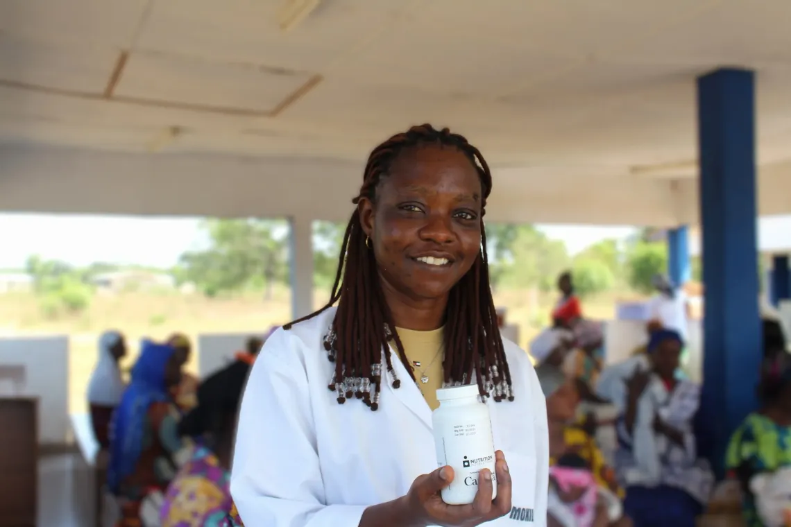 L&rsquo;infirmi&egrave;re Jeanine tient une boite de vitamine A destin&eacute;e aux enfants de 06 &agrave; 59 mois, dans les mains.