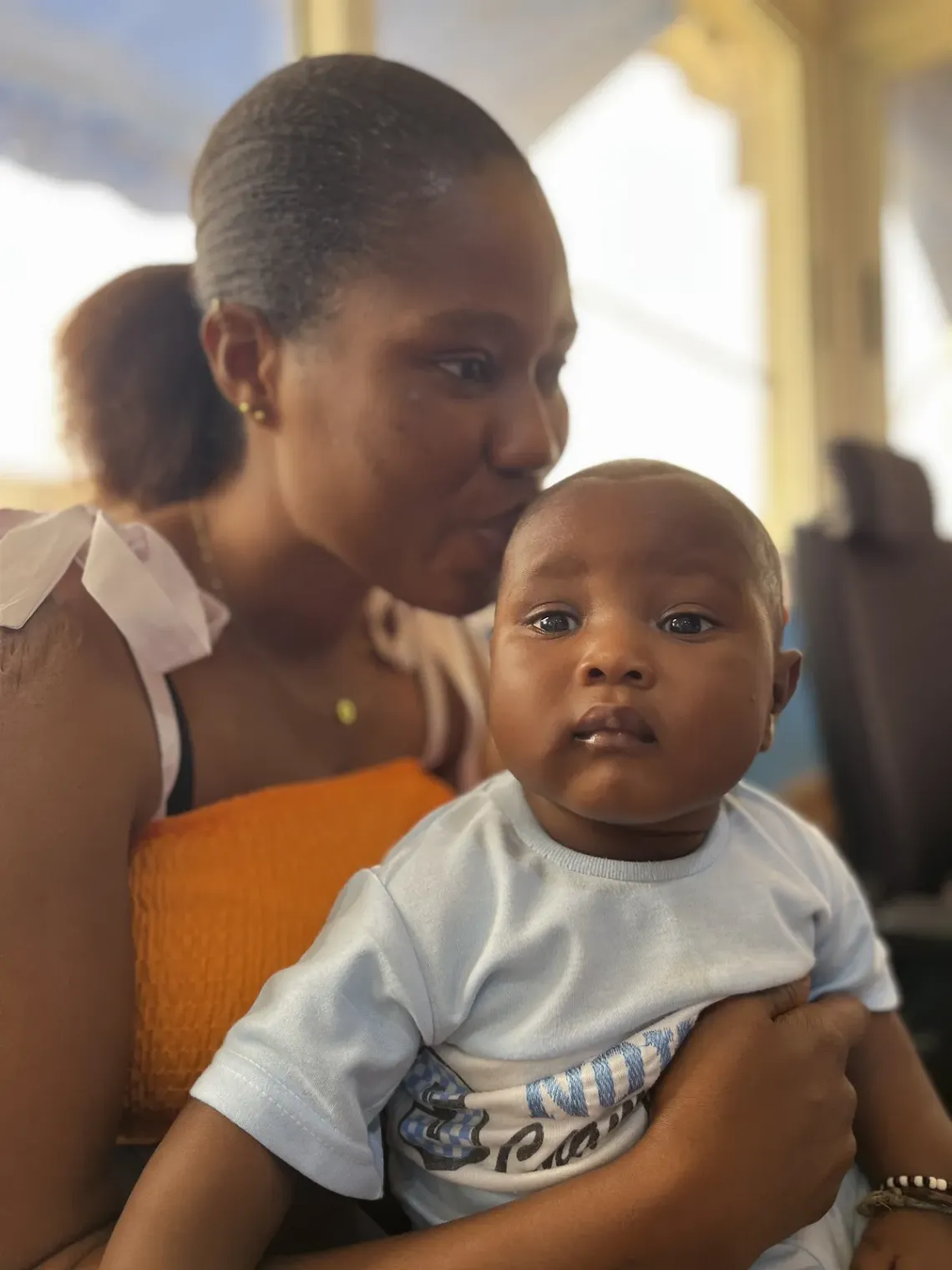 Amoin et son fils de six mois ayant re&ccedil;u la vitamine A. 