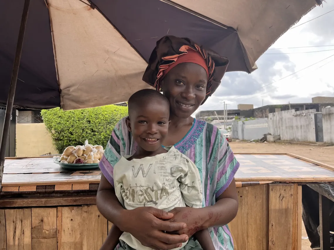 Amoin et son fils de six mois ayant re&ccedil;u la vitamine A. 