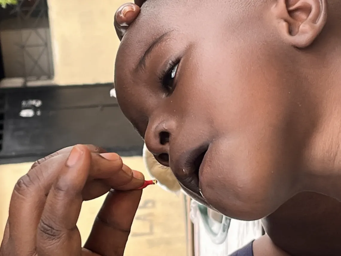 Amoin et son fils de six mois ayant re&ccedil;u la vitamine A. 