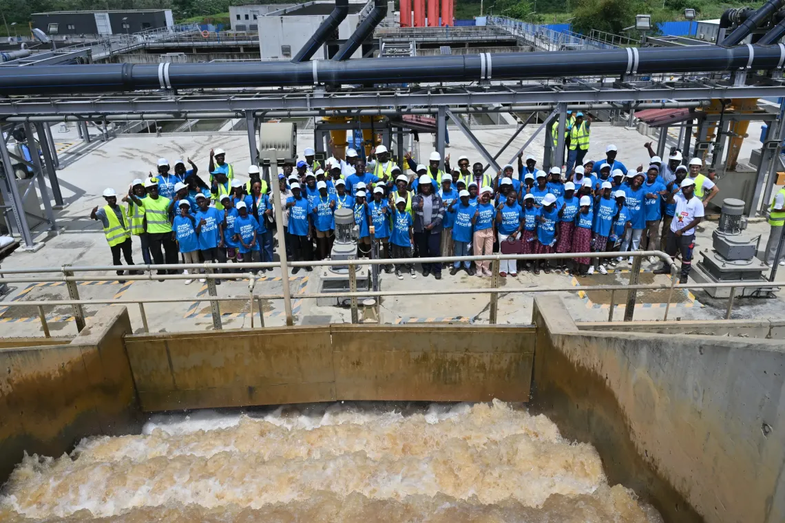 Les enfants d&eacute;couvrent comment l&rsquo;eau de la rivi&egrave;re est transform&eacute;e en eau potable. 