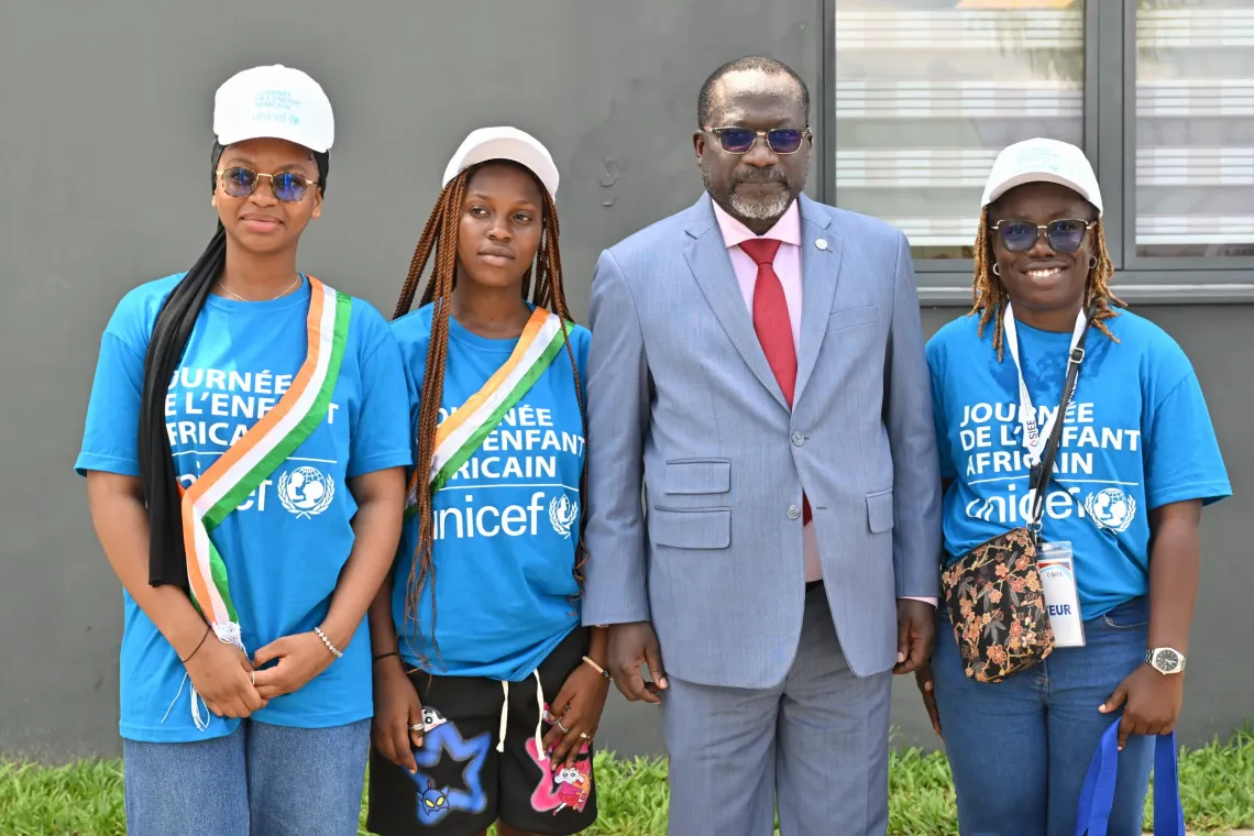 Le Repr&eacute;sentant de l&rsquo;UNICEF et deux membres du Parlement des Enfants de C&ocirc;te d'Ivoire.