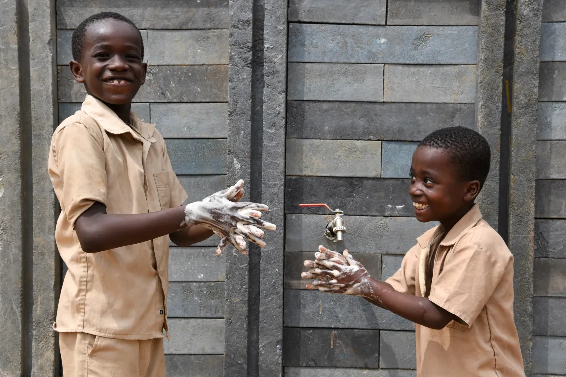  Children washing their hands at school, in the village of Toumoudi-Sakassou C&ocirc;te d&rsquo;Ivoire