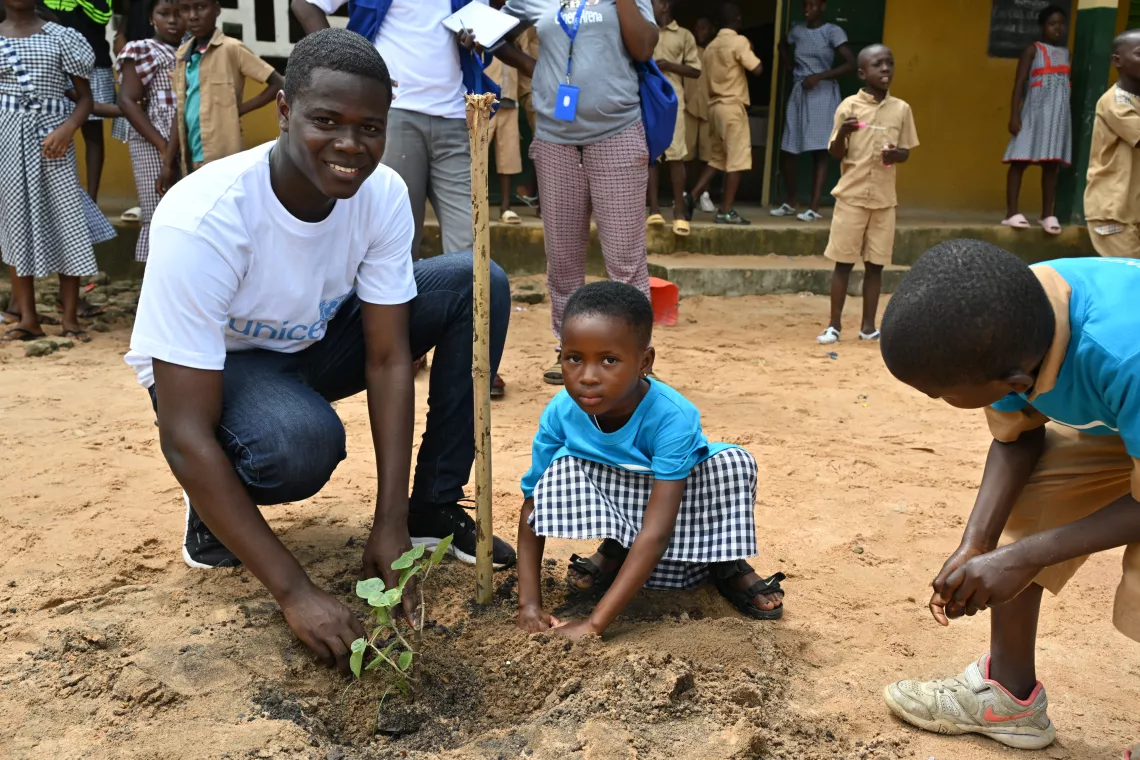 Planting d'arbres lors de la journ&eacute;e mondiale de l'enfance