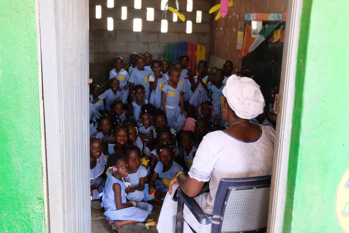 Des enfants se serrent les uns &agrave; c&ocirc;t&eacute; des autres dans une salle de classe en C&ocirc;te d'Ivoire