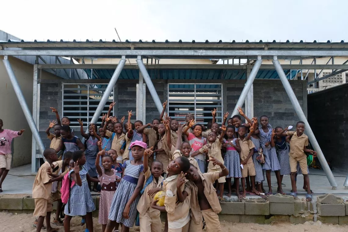 Des enfants se rassemblent &agrave; l&rsquo;ext&eacute;rieur d&rsquo;une &eacute;cole en C&ocirc;te d'Ivoire 