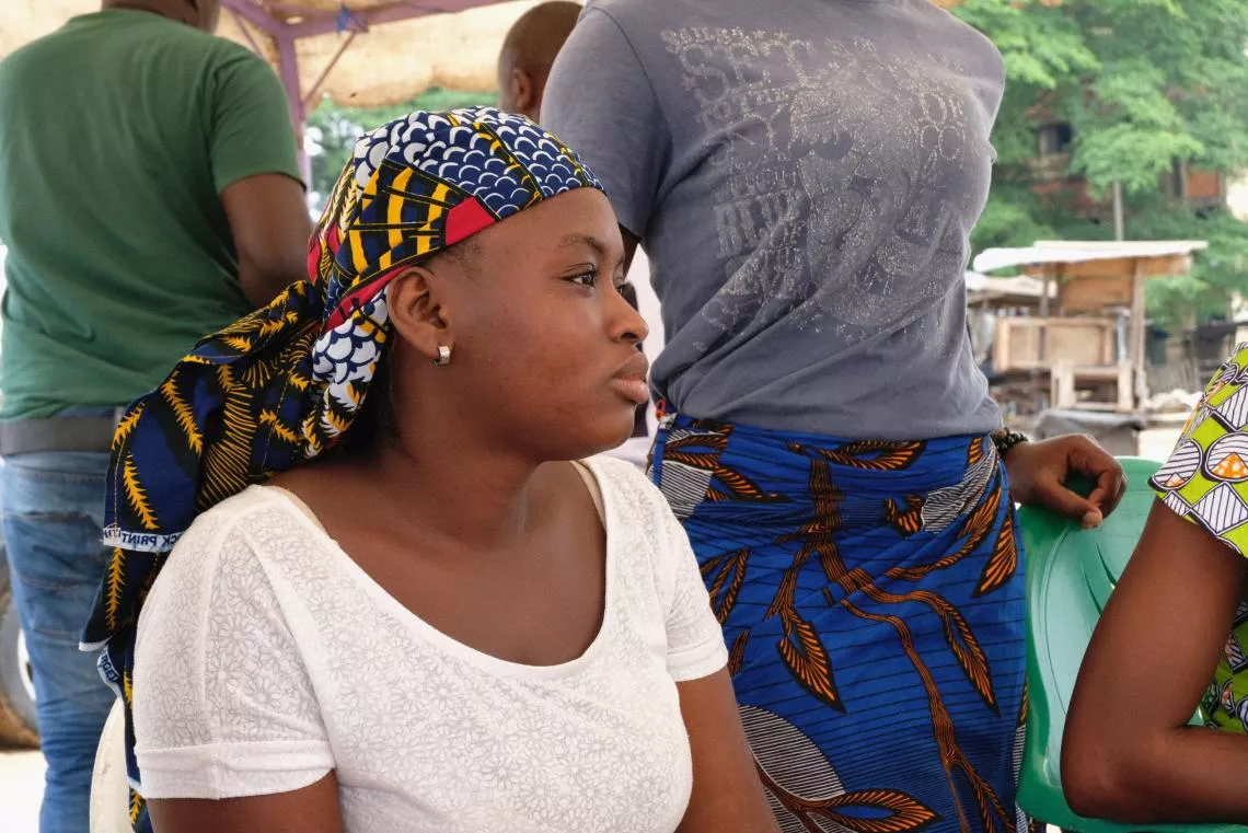 Une femme regarde au loin en C&ocirc;te d'Ivoire