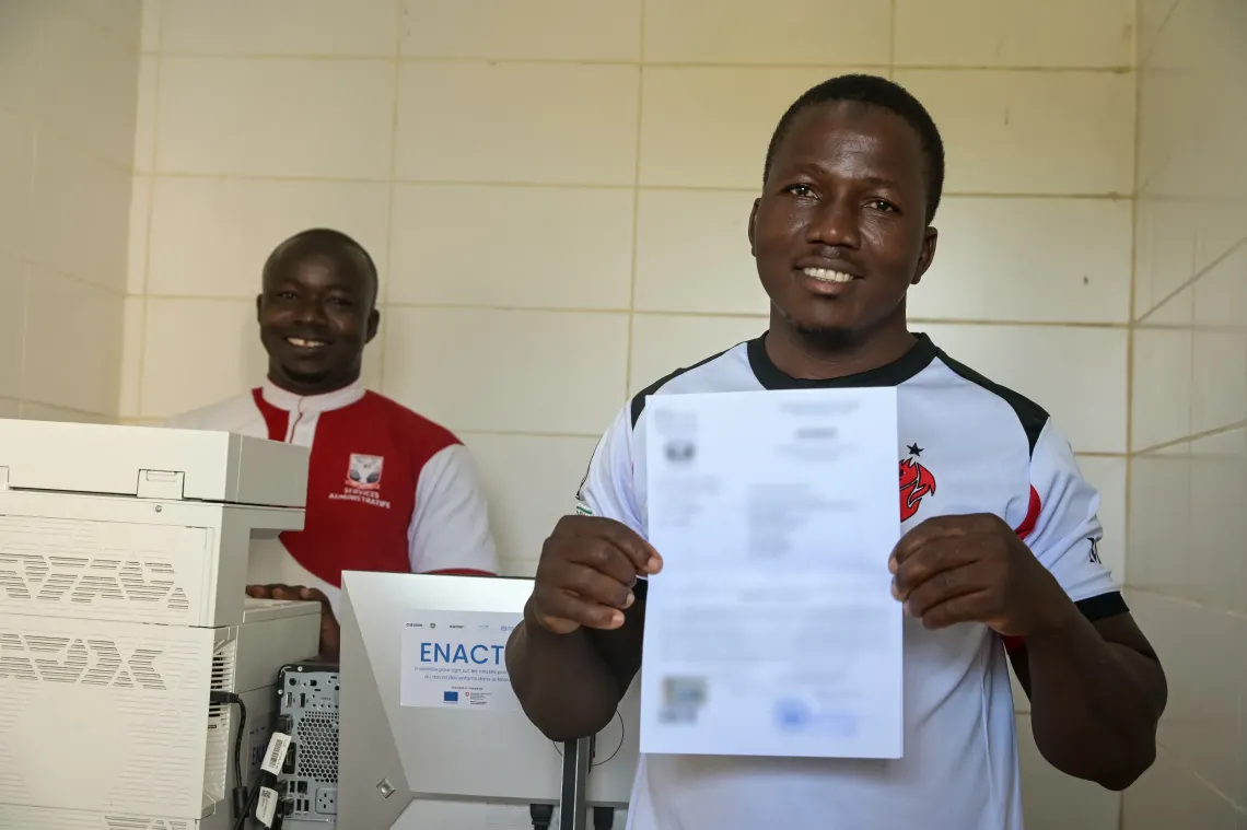 Coulibaly Abdoulaye fait partie de ceux qui viennent r&eacute;cup&eacute;rer l&rsquo;acte de naissance de son enfant.
