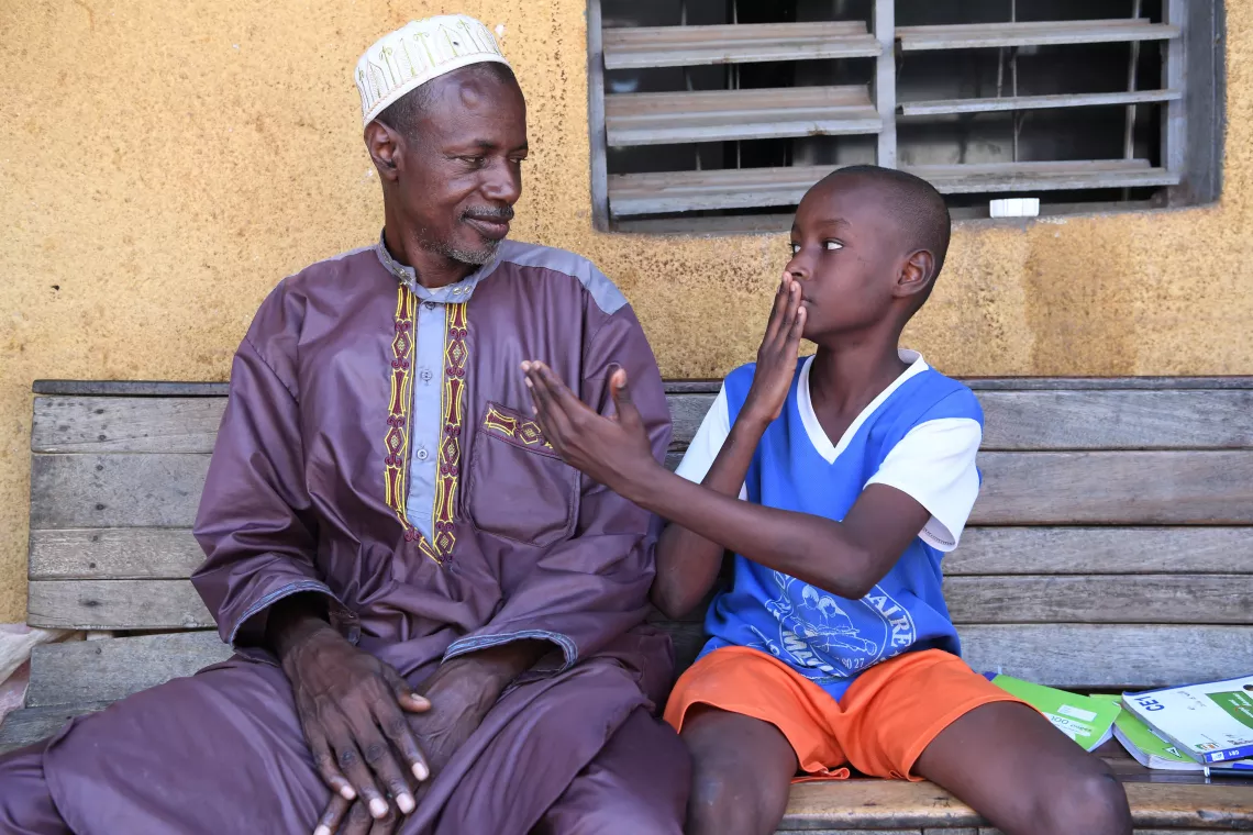 Modibo Sall, 10 ans enseigne le langage des signes &agrave; son p&egrave;re Amadou 52 ans. 