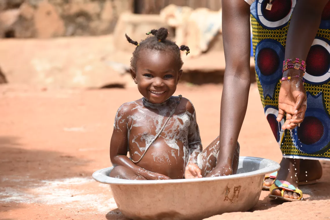une fille prend son bain.