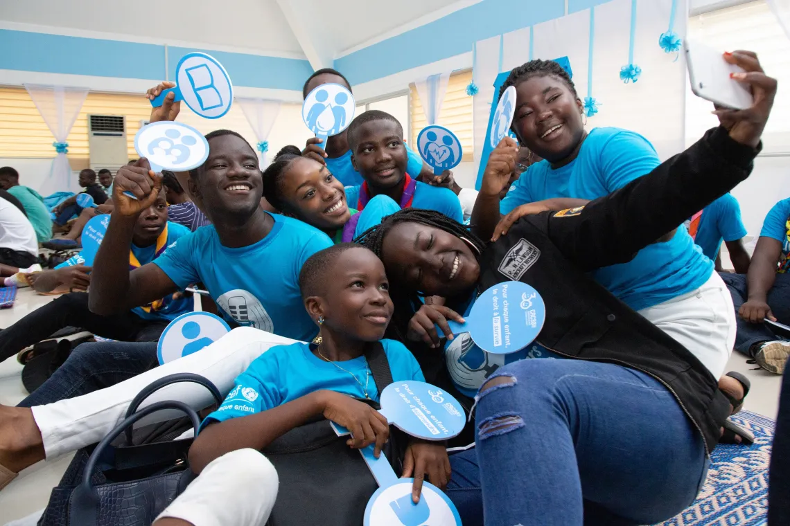 Des jeunes souriants