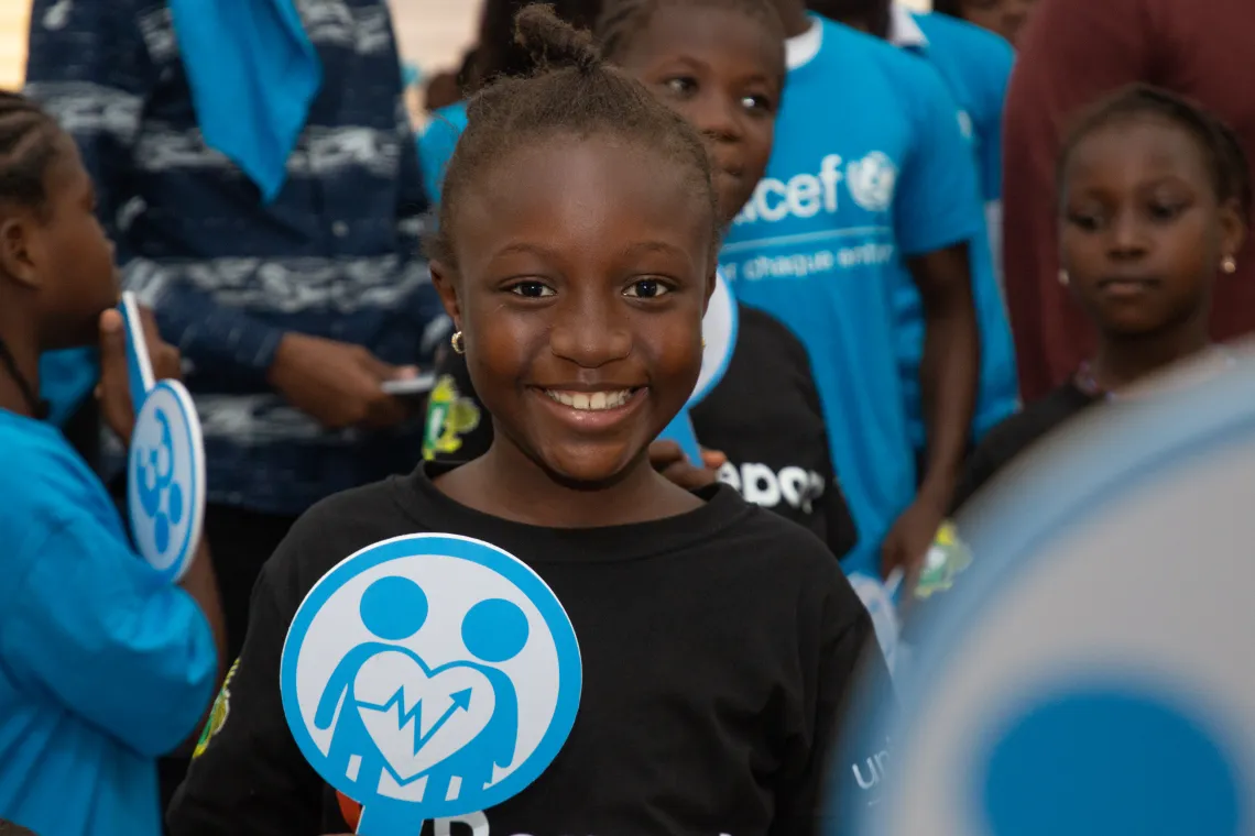 Un enfant qui sourit