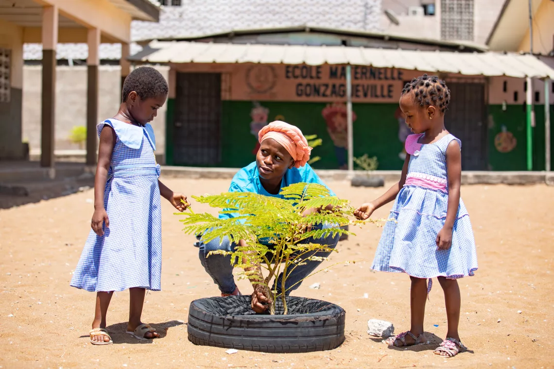 Aicha, a young person involved in the environment, gives advice to children. 