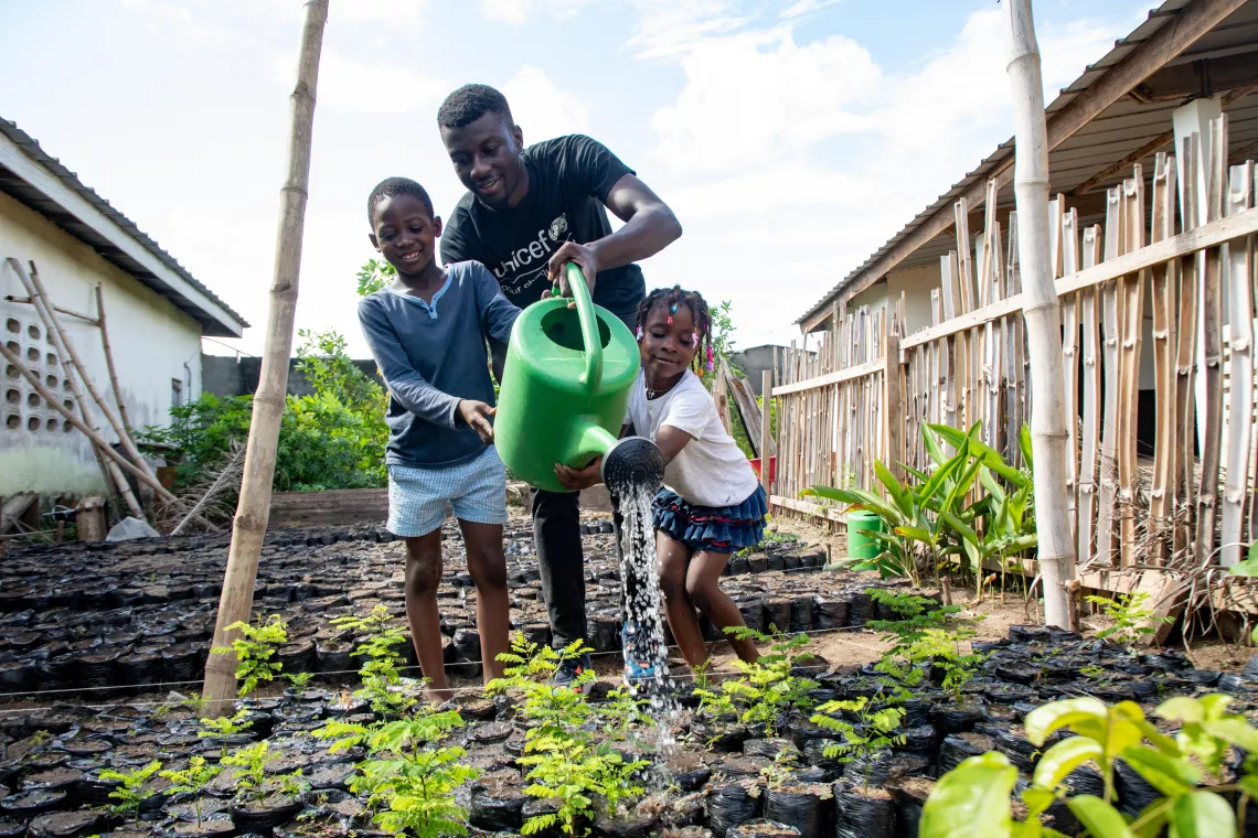 UNICEF Youth Ambassador Kherann, who is dedicated to the environment, gives advice to children. 