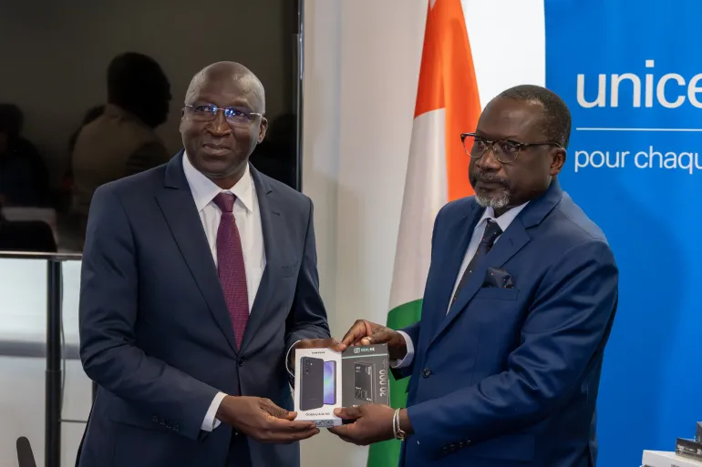 Remise de mat&eacute;riels informatiques au minist&egrave;re de la sant&eacute;