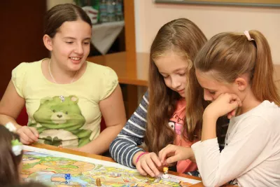 tri djevojčice koje rade zajedno u &scaron;koli