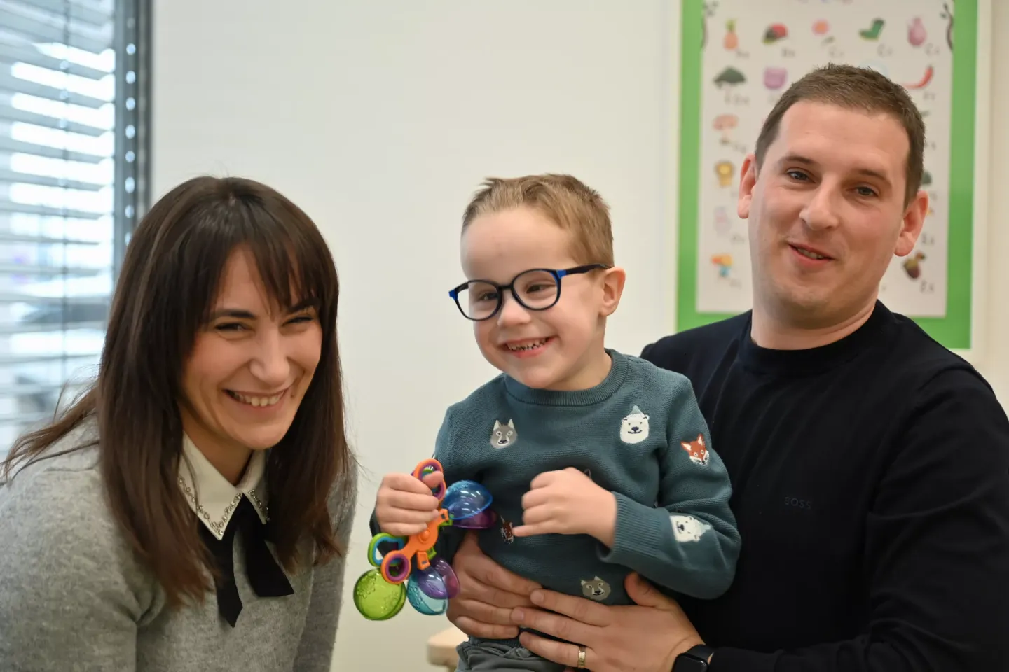 Dječak Toma s mamom i tatom