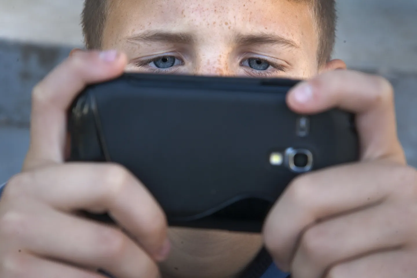 Dijete s mobitelom