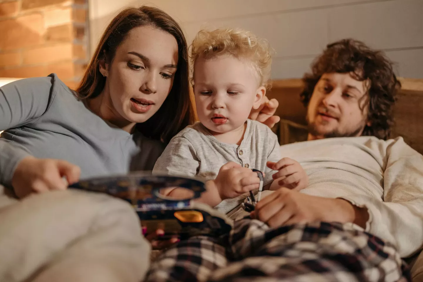 Mama, tata i dijete čitaju