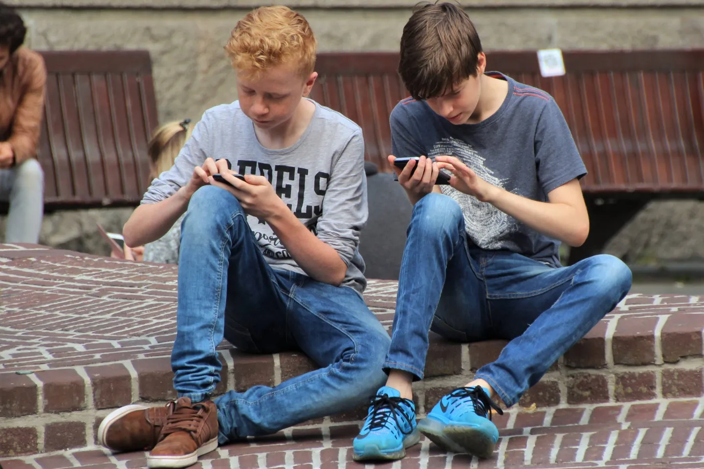 Dečki na mobitelima
