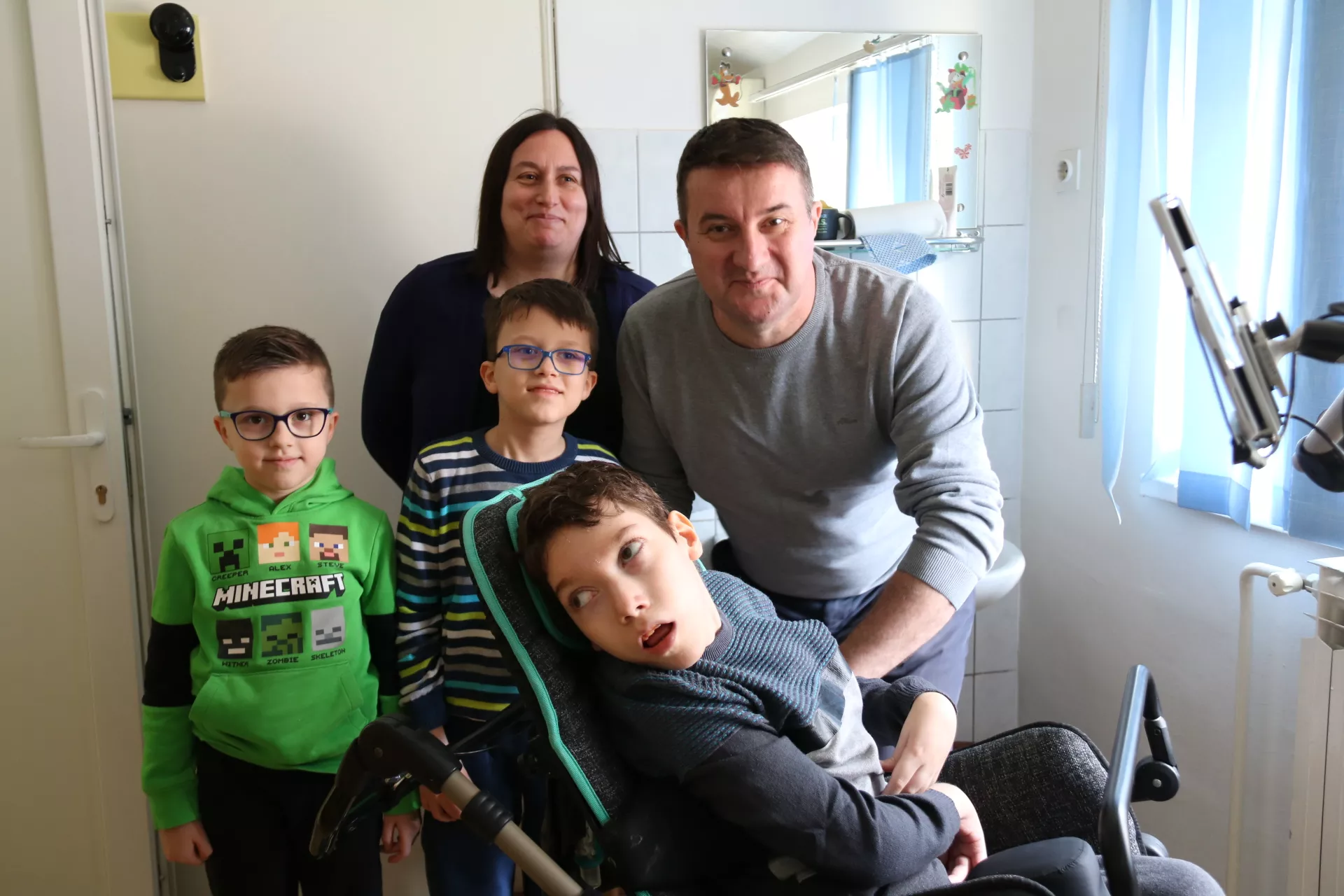 Lovro sa mamom, tatom i braćom