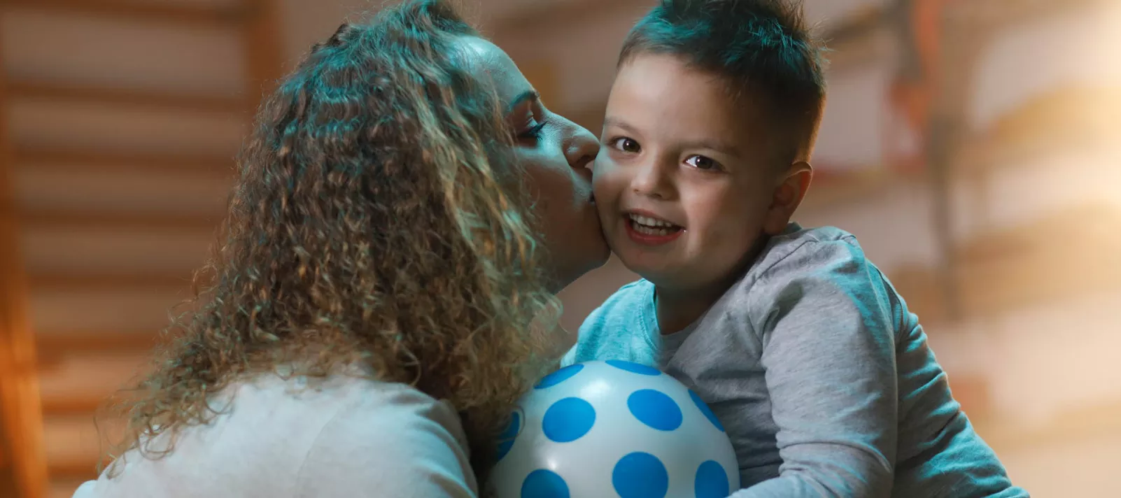 Mama daje pusu Luki
