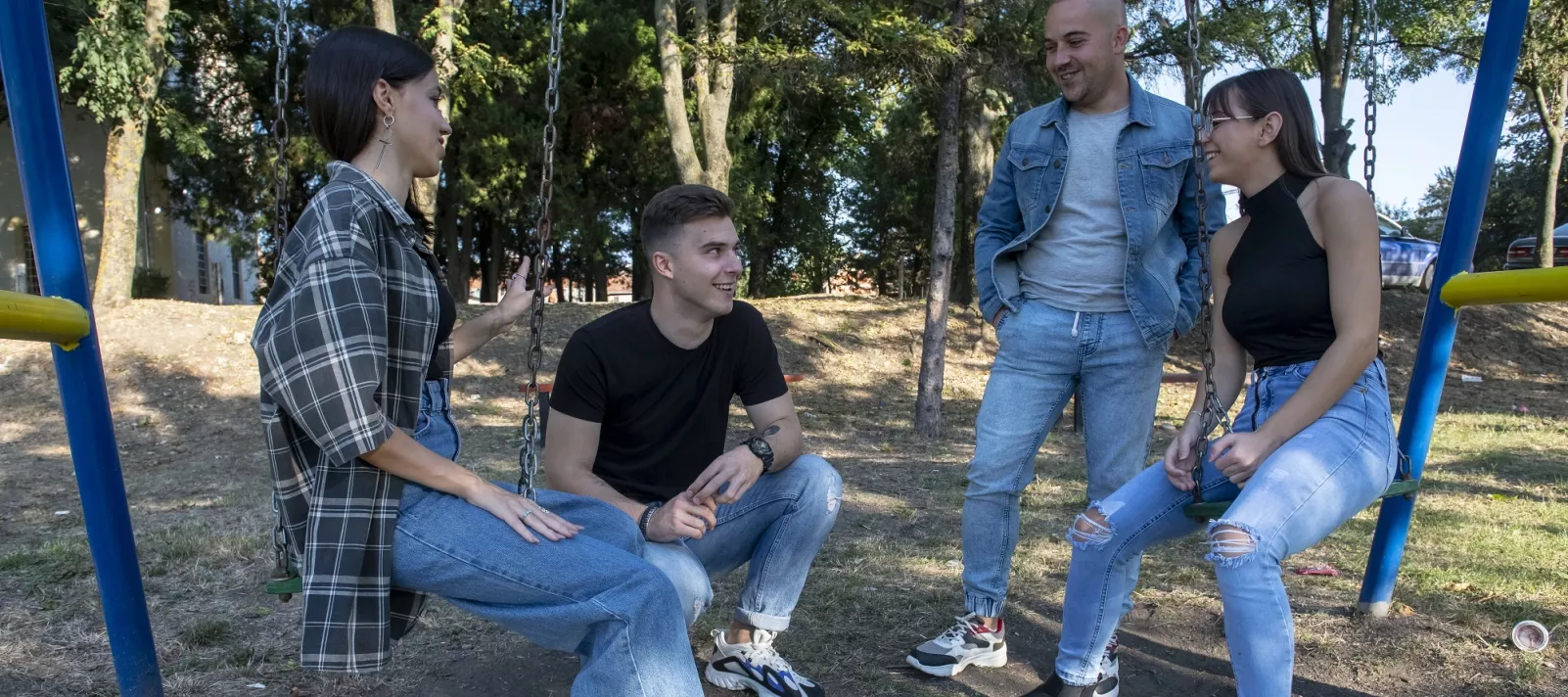 Mladi se druže u parku na ljuljačkama