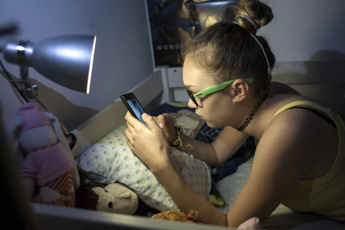 Mlada djevojka koja gleda u telefon