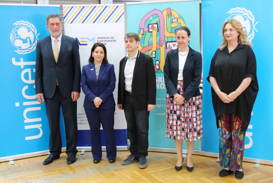 Ministri, predstavnici UNICEF-a i AEM-a s ravnateljicom Hotelijersko-turističke &scaron;kole u Zagrebu