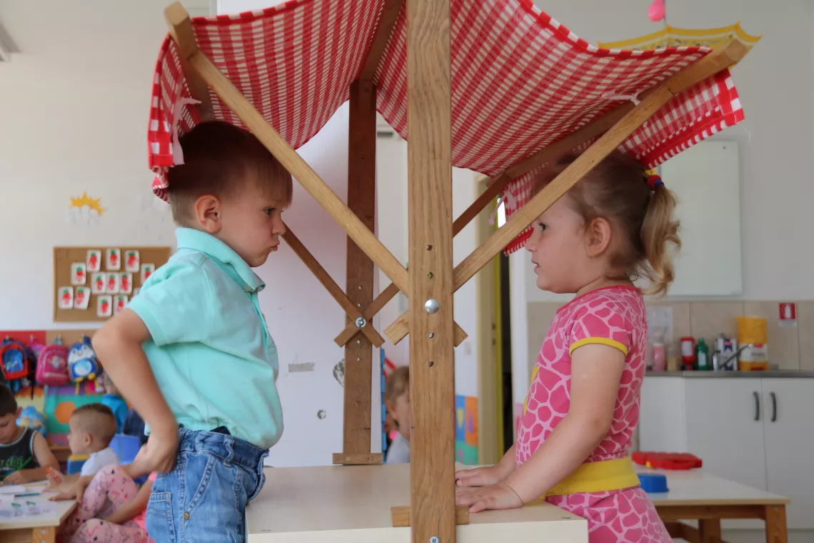 dvoje djece koja se zajedno igraju u vrtiću
