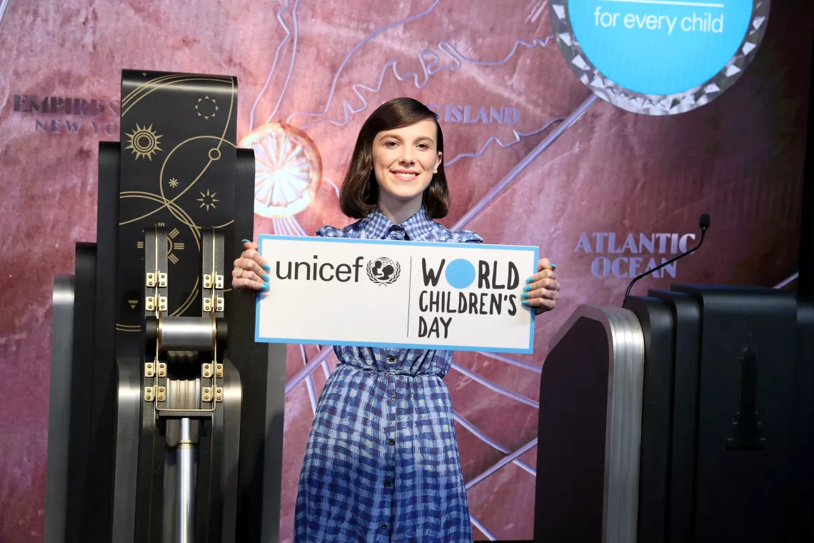 165/5000 UNICEF je na Svjetski dan djeteta 20. studenog 2018. u New Yorku imenovao glumicu nominiranu za Emmyja Millie Bobby Brown svojom najmlađom ambasadoricom dobre volje.