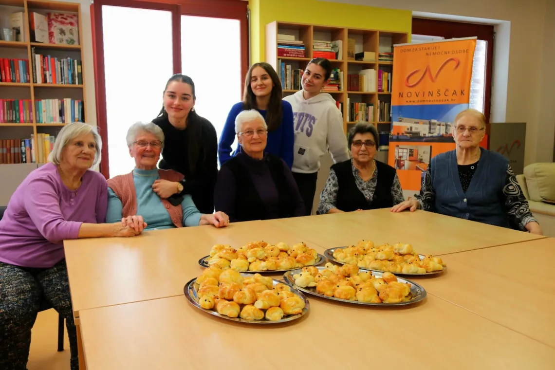 Učenice i korisnice doma za starije s tradicionalnim pecivima koje su zajedno napravile