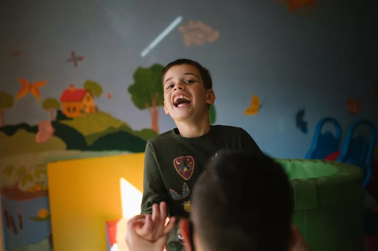 Dječak na terapiji u Maloj kući u Petrinji