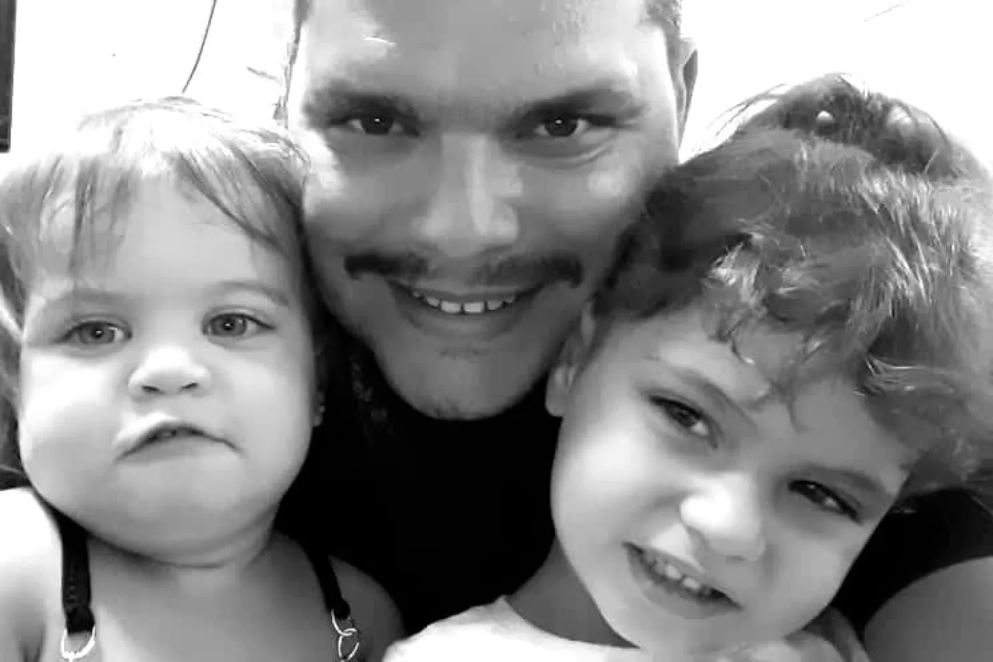 Yusley Izquierdo Sierra junto a a sus peque&ntilde;as hijas Amalia y Adriana. 