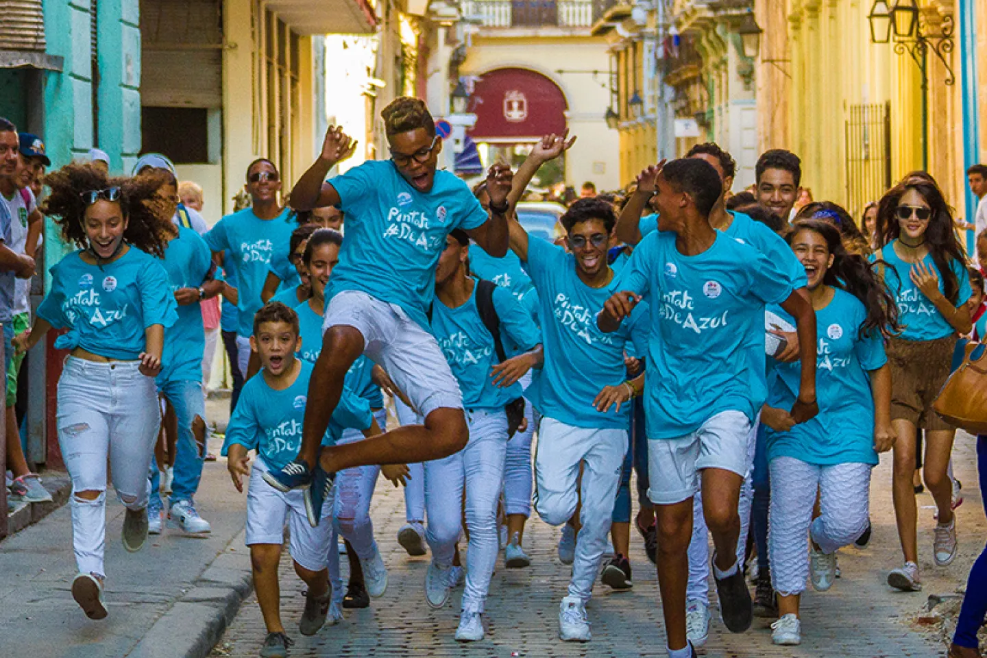 Adolescentes cubanos disfrutando de sus derechos