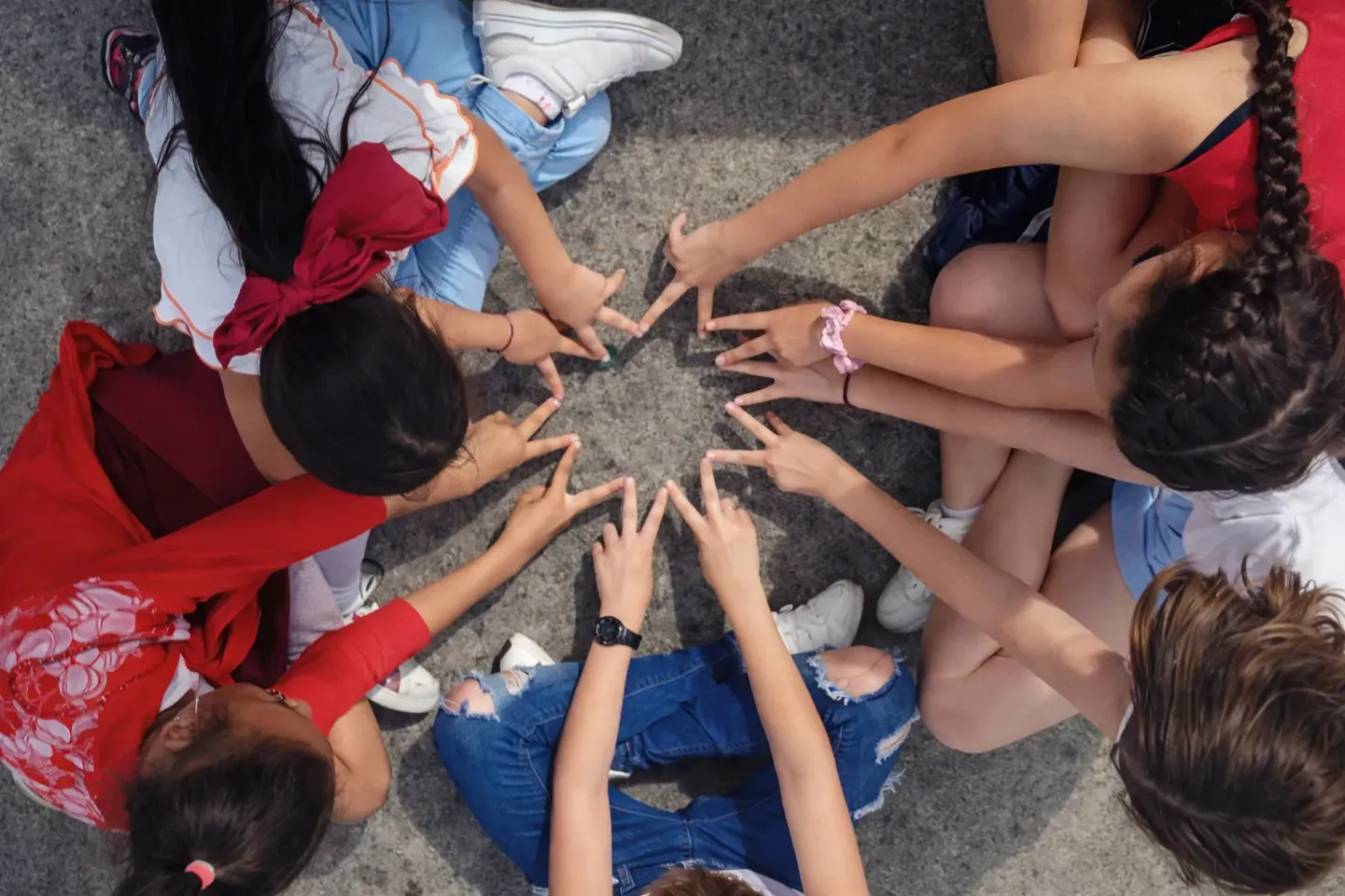 El proceso de consulta del anteproyecto se aline&oacute; con los principios de la Convenci&oacute;n sobre los Derechos del Ni&ntilde;o &mdash;firmada y ratificada por Cuba&mdash;, en particular en lo concerniente al derecho de estas poblaciones a recibir informaci&oacute;n adecuada y accesible que promueva su bienestar y desarrollo, a expresar sus opiniones y ser escuchados